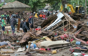 Число жертв цунами в Индонезии продолжает расти